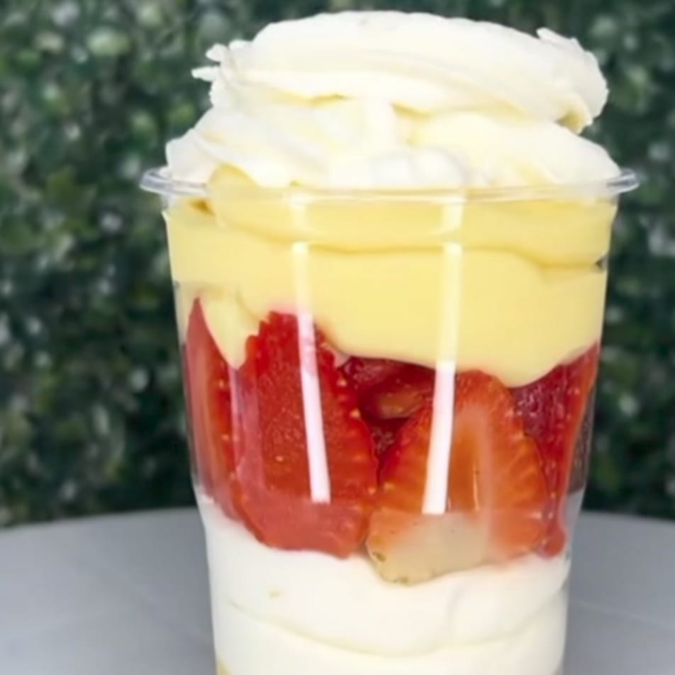 Recheio cremoso de leite ninho, mousse de leite ninho delicioso e morangos frescos.