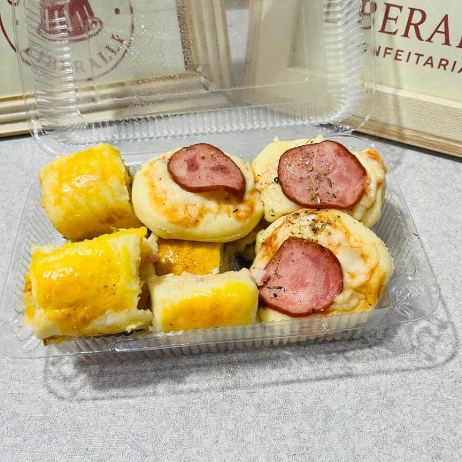 Salgadinhos assados, macios e deliciosos! Frango, Hot Dog, Queijo com Presunto e Hamburguinho. Aviso: Os salgados assados possuem Cream Cheese. A embalagem vai com 12 unidades mistas de acordo com a disponibilidade do estoque. Não podemos realizar alterações para não desfalcar as opções.