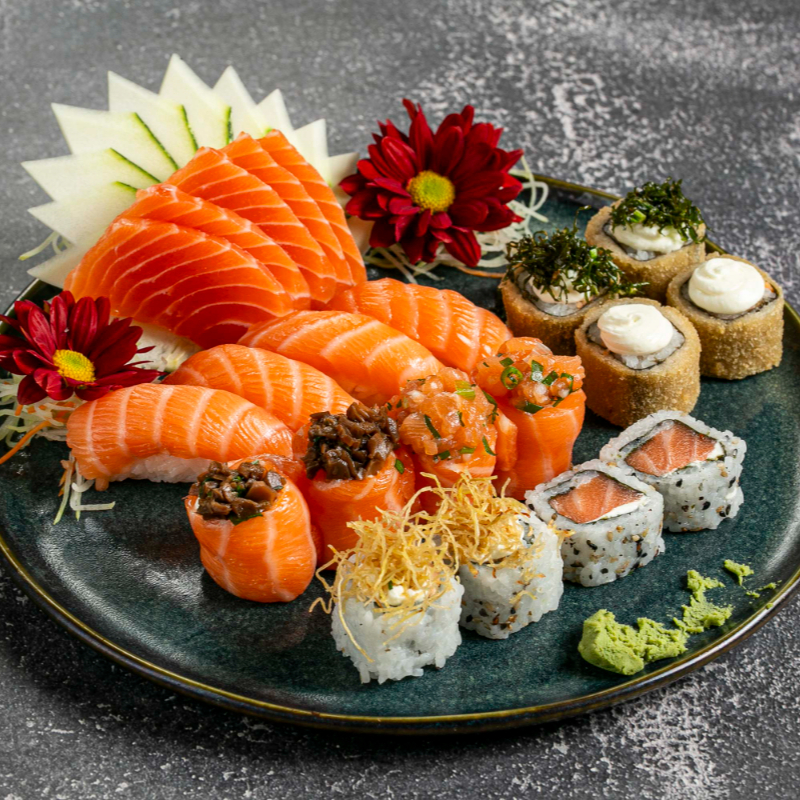 4 sashimi 4 niguiri 2 jyo de shimeji 2 jyo de salmão 2 uramaki de salmão 2 uramaki skin batata cryspe 2 hot creme 2 hot couve obs: não fazemos alterações!