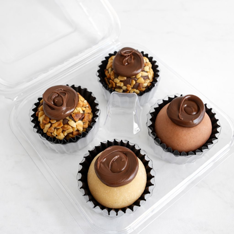 Bandejinha de Docinhos Gourmet (4 unidades) Bandeja com 4 deliciosos docinhos gourmet, preparados de forma artesanal e com ingredientes de qualidade. Sabores: • Brigadeiro tipo Ferrero – brigadeiro cremoso com amendoim e recheio de Nutella. • Brigadeiro de Ninho – brigadeiro de leite Ninho super cremoso com recheio de Nutella. • Brigadeiro de Moranguinho – brigadeiro sabor morango com recheio de Nutella. Perfeitos para quem ama docinhos cremosos e cheios de sabor.