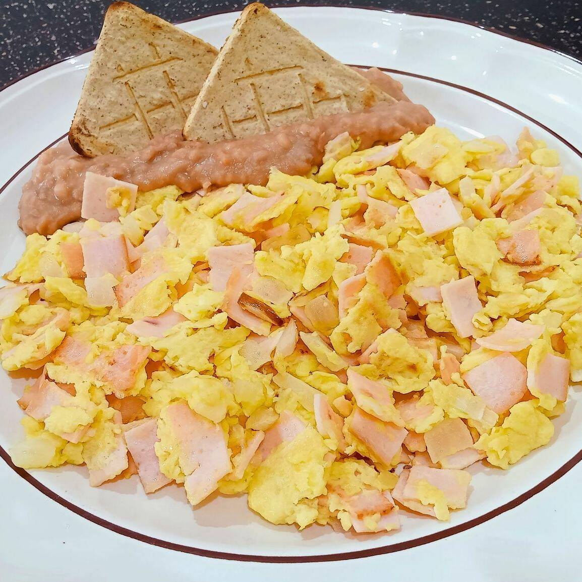 HUEVOS REVUELTOS CON JAMÓN