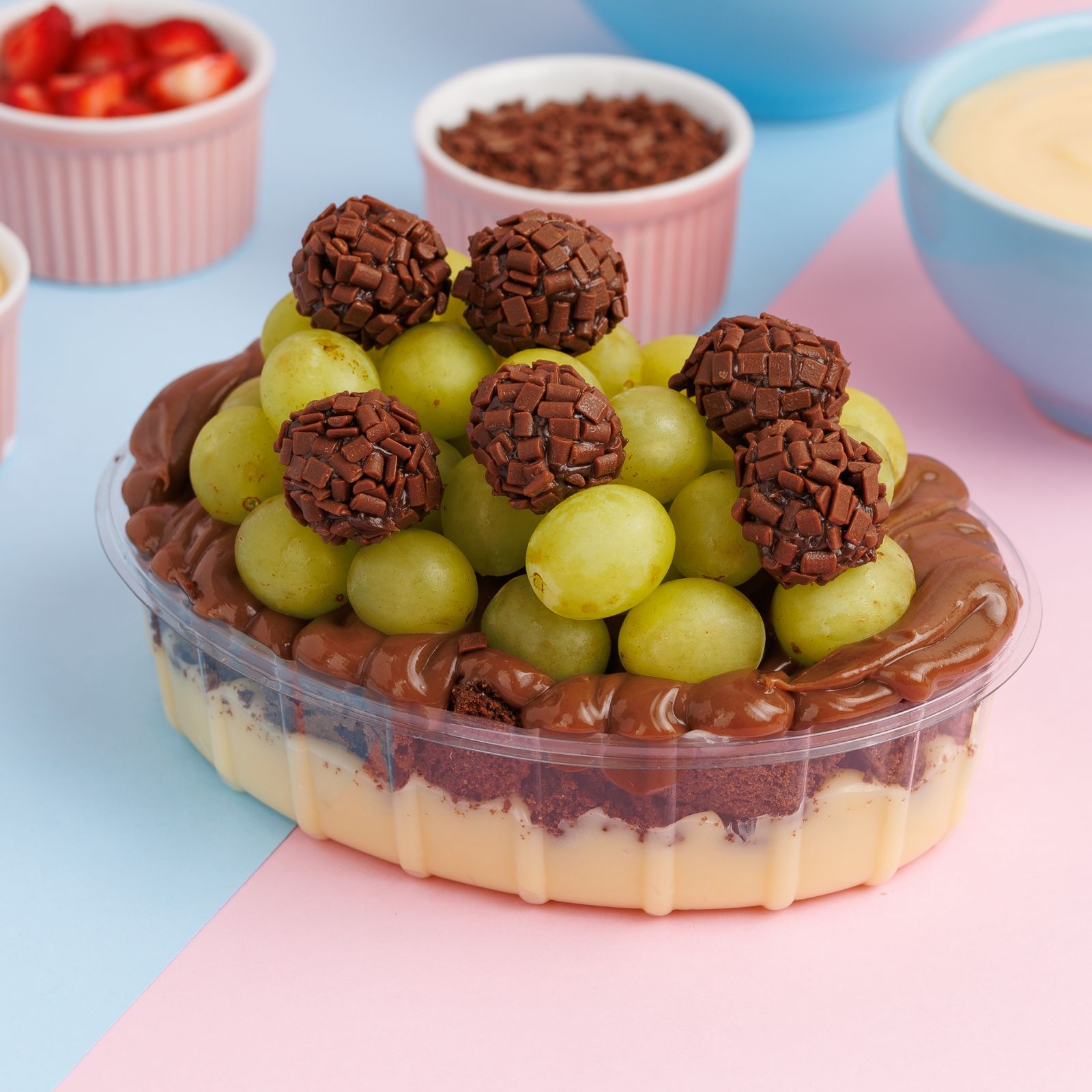 Combinação perfeita ! Uma camada de creme de Ninho uvas verdes sem semente pedaços de Brawnie e uma camada de brigadeiro para finalizar uvas verdes e brigadeiro