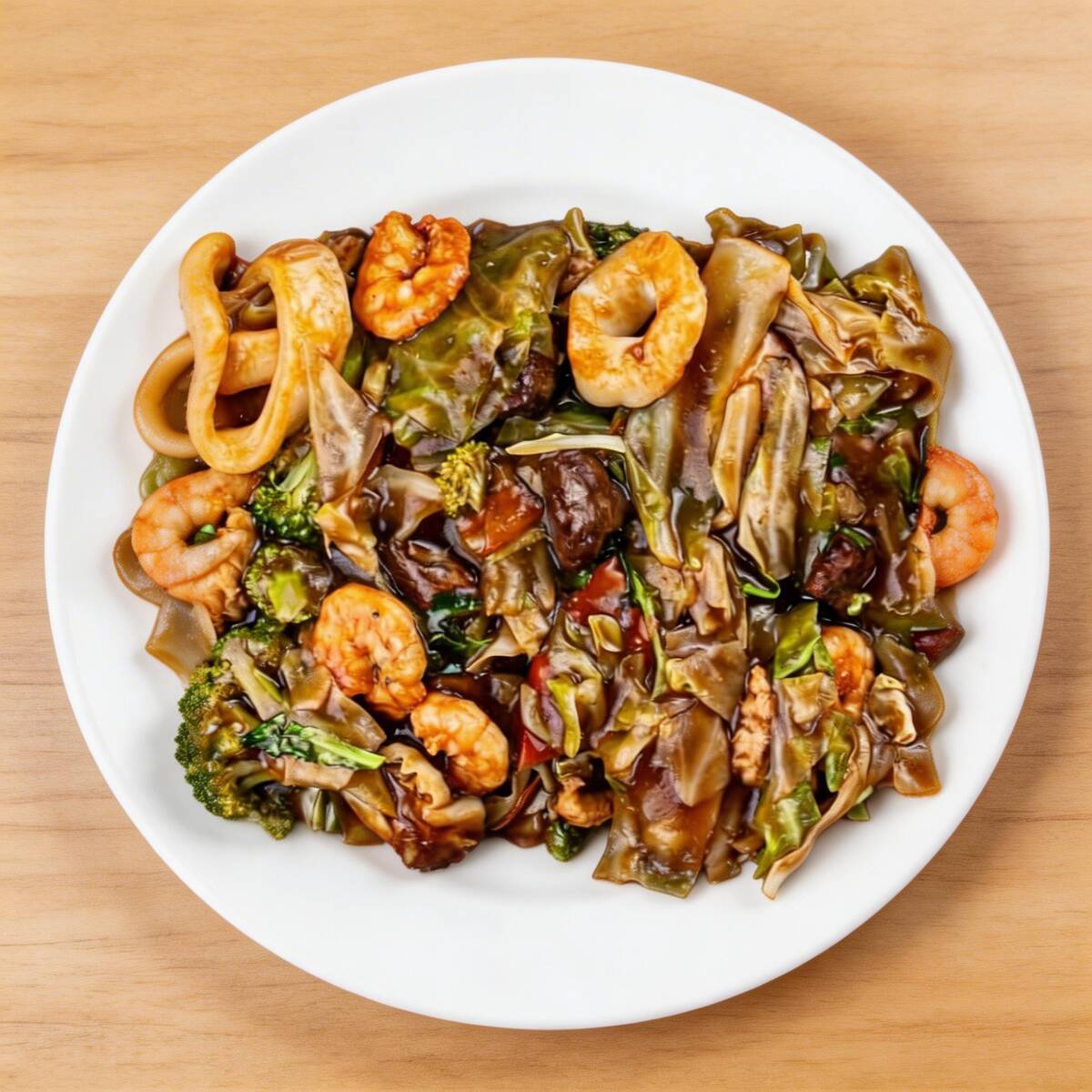 Macarrão, Carne Bovina,Lula,Camarão, Frango, Legumes e Molho.