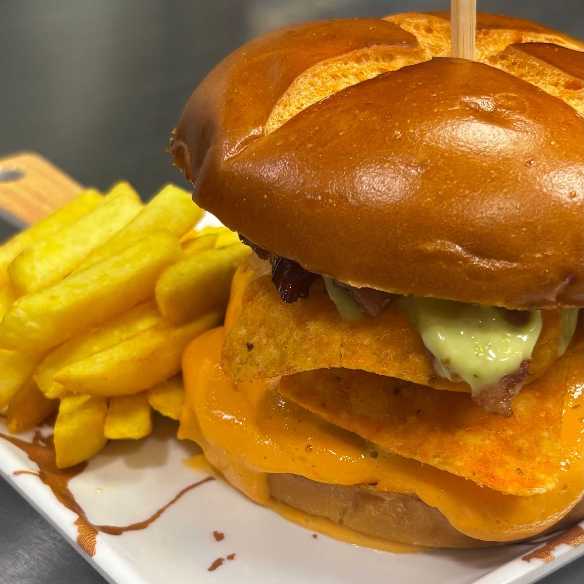 Pão de Brioche ,Blend Bovino (160g), Cheddar cremoso(muito cheddar) ,Bacon crocante ,muito Doritos ,Maionese Verde da Casa.Acompanha 100g batata frita.
