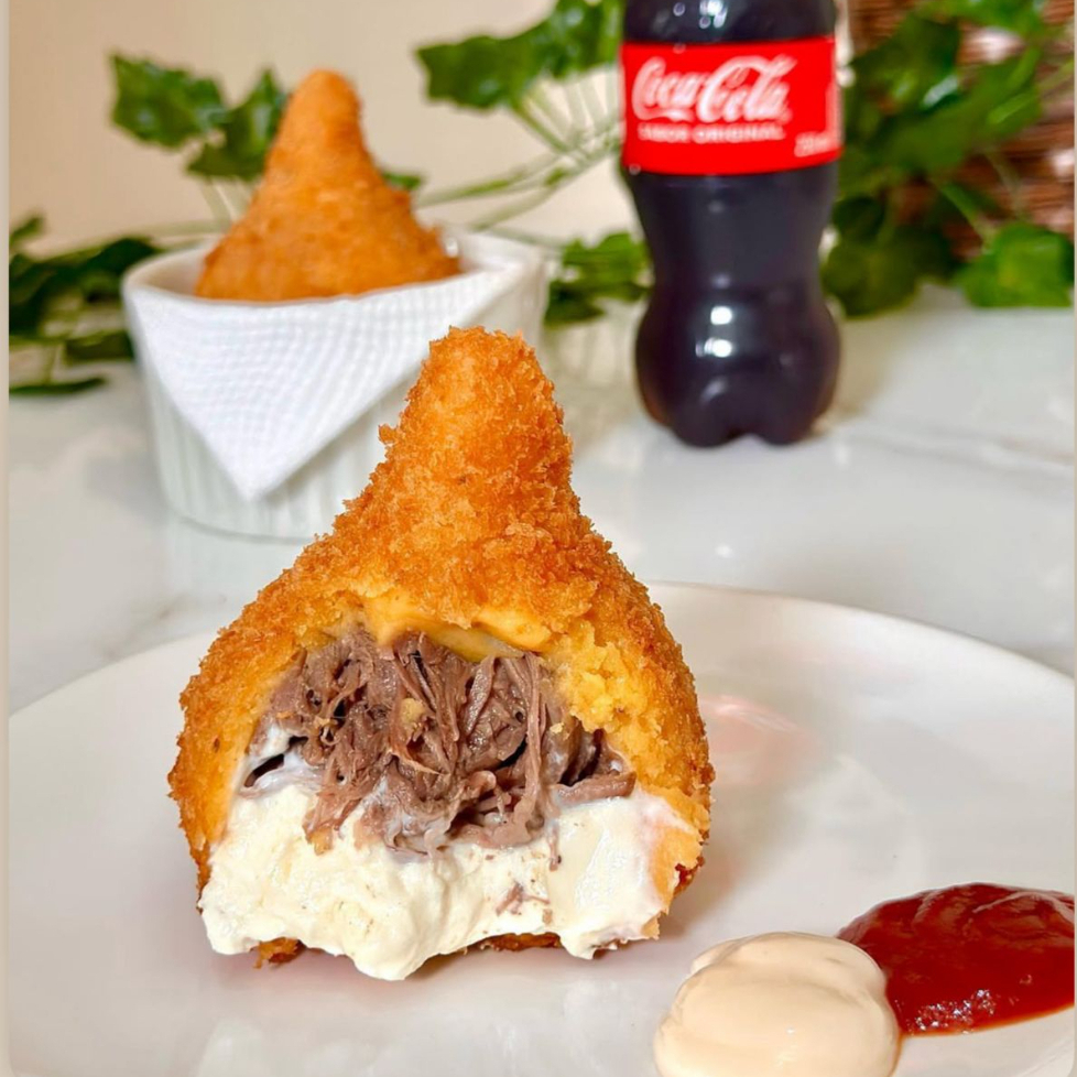 Deliciosa coxinha recheada com costela desfiada e cream cheese.
