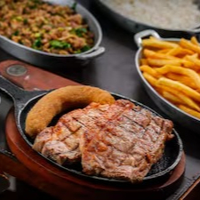 Bife Chorizo Angus 400g in natura. Acompanha: Arroz branco, feijão tropeiro, batata frita, vinagrete, farofa de cebola e banana à milanesa.