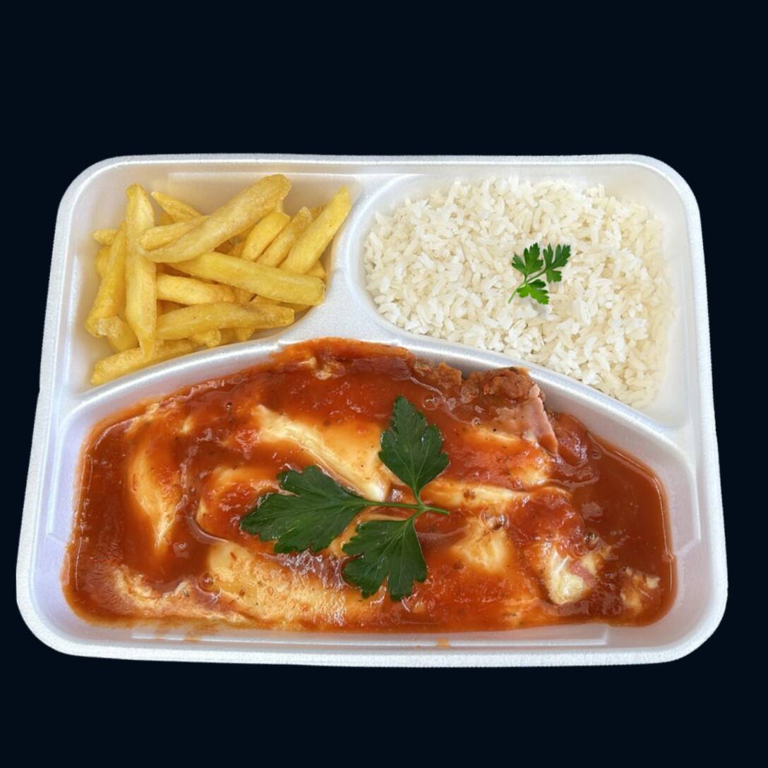 PARMEGIANA DE FRANGO
FILÉ MIGNON EMPANADO E FRITO, COBERTO COM PRESUNTO, MUSSARELA E MOLHO DE TOMATE,
ARROZ BRANCO
BATATA FRITA
MOLHO DE ALHO
EMBALAGEM: MARMITEX EXECUTIVA ( COM DIVISÓRIAS)