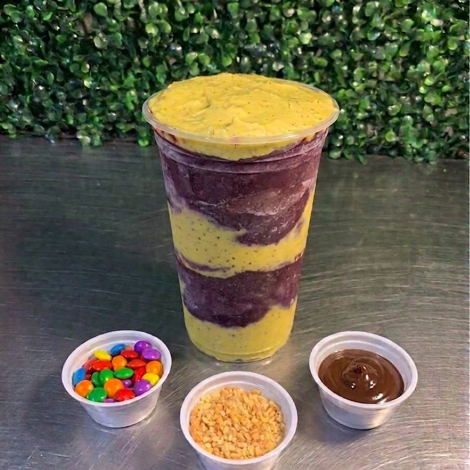 Açaí premium com camadas do nosso mousse de maracujá artesanal ( com direito a 3 toppings separados para ter a melhor experiência de sentir a combinacao perfeita do acai com o mousse.
