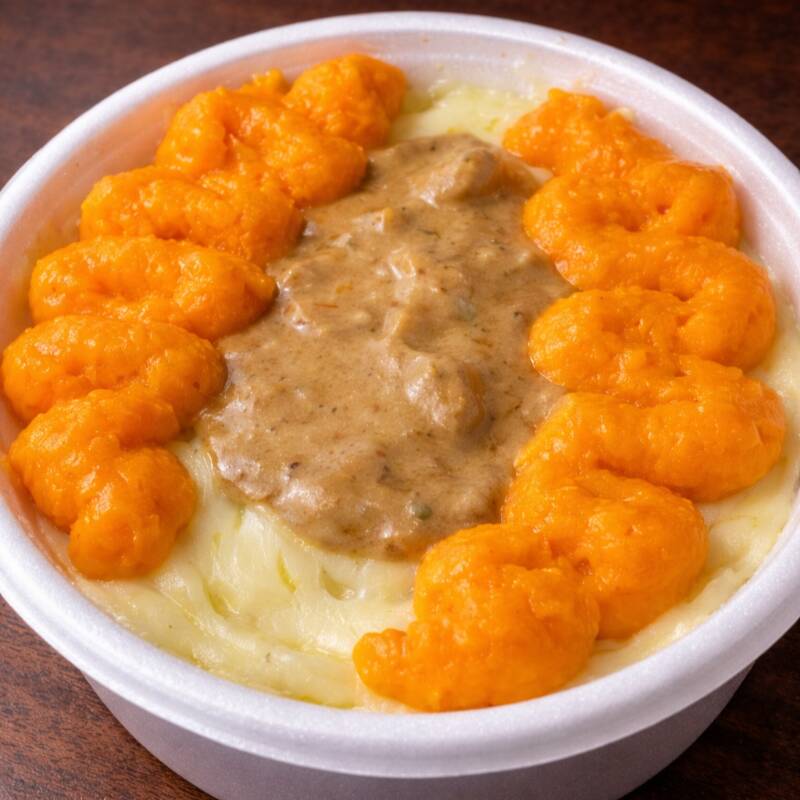 Uma deliciosa batata recheada sabor strogonoff de frango. Nossa batata recheada é preparada com: batata amassada com requeijão (temperada com sal temperado e páprica defumada), strogonoff de frango feito com tempero caseira (nada industrializado), coberto com queijo mussarela, cheddar.