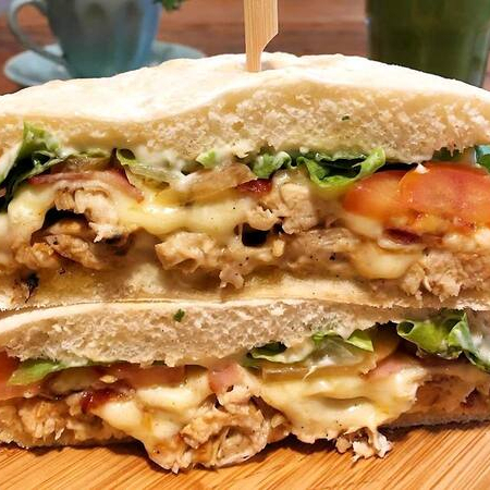 Iscas de filé mignon, linguiça toscana fatiada, ovos, queijo prato, molho dijon, mix de folhas, tomate, cenoura ralada, cebola e pão sírio. Acompanha fritas.