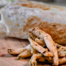O 'Burrito de Frango Grelhado - El Chapo' é uma homenagem à série de Tv que narra a história real do infame Joaquín Guzmán, também conhecido como El Chapo. Este burrito é uma deliciosa tortilla de trigo suavemente enrolada, recheada com queijo derretido, Pico de Gallo fresco e vibrante (vinagrete mexicano), Chilli caseiro (carne com feijão, com um toque levemente picante) e um incrível peito de frango marinado, grelhado à perfeição e cortado em filetes macios, preparado à moda da casa.