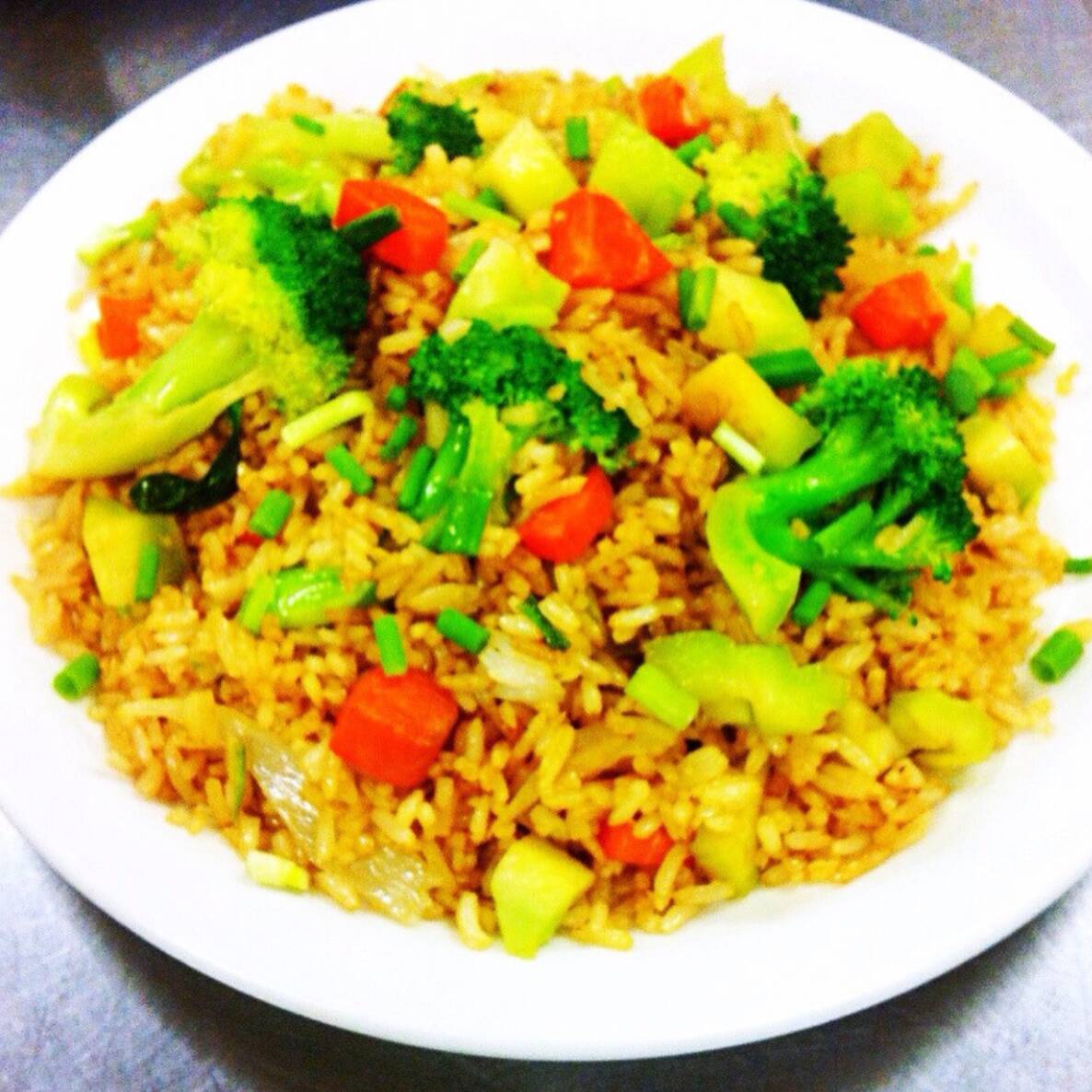 Arroz com ovo,milho,brócolis,cenoura,cebolinha na wok