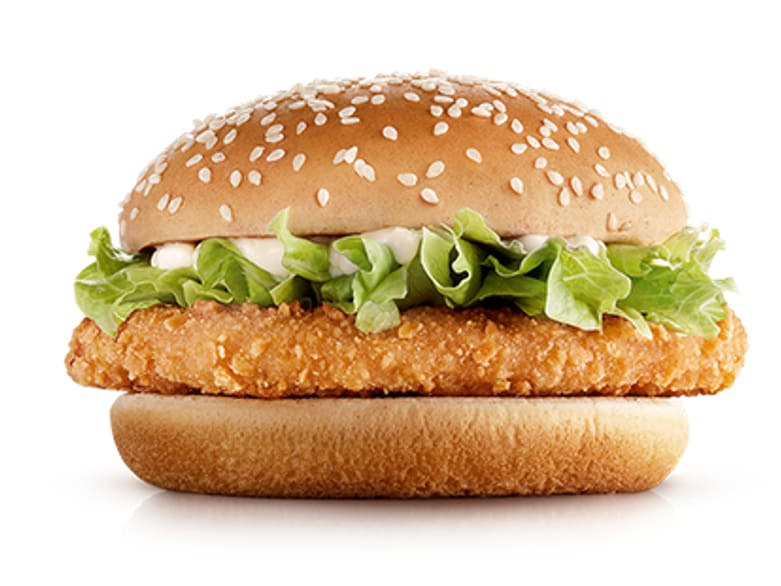 Frango empanado, maionese, alface americana e pão com gergelim.
