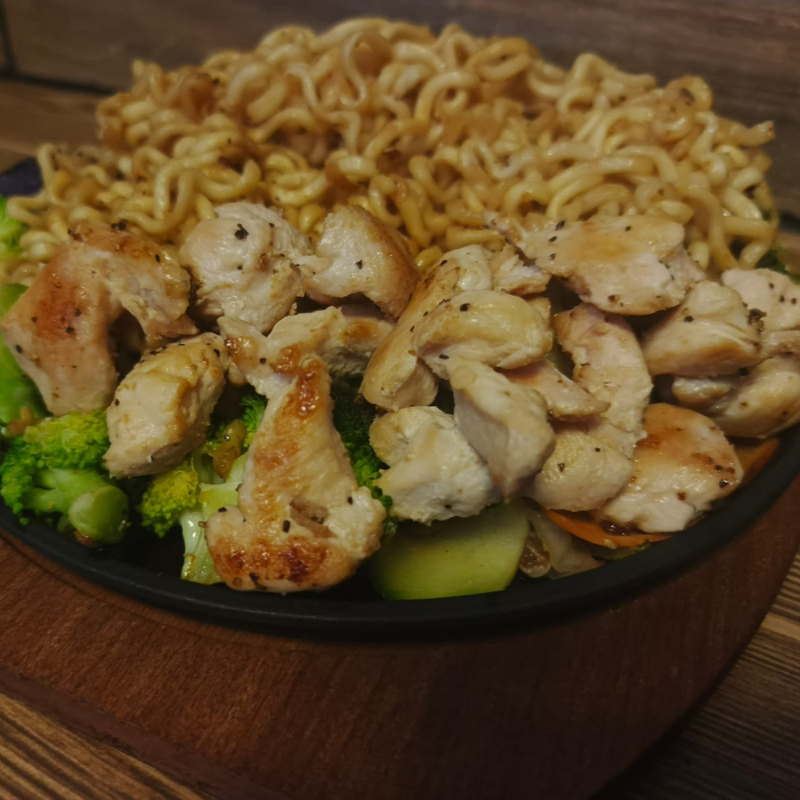 Yakisoba de pollo