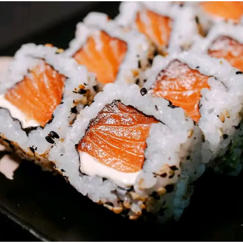 Descubra o sabor irresistível de nosso uramaki de salmão cru! Acompanha 2 tare, 2 molhos shoyu e 1 hashi