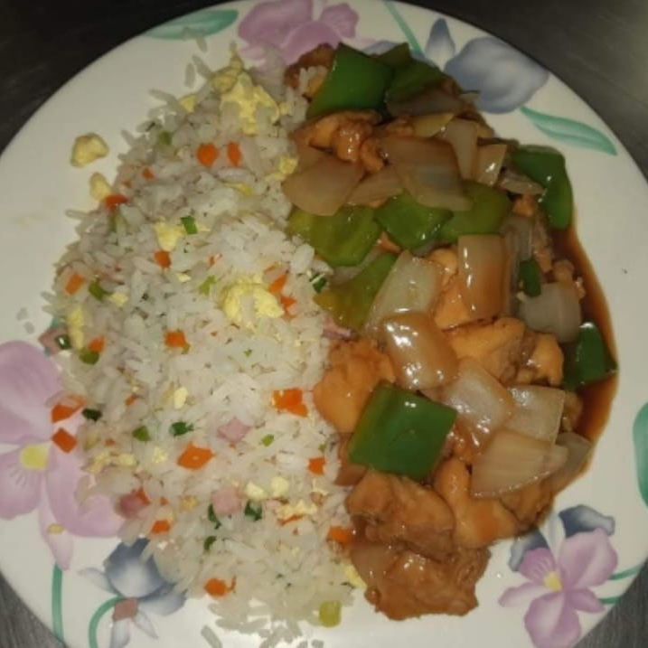 frango pimentao e cebola acompanhado com yakimeshi arroz ovo cenoura e cebolinha