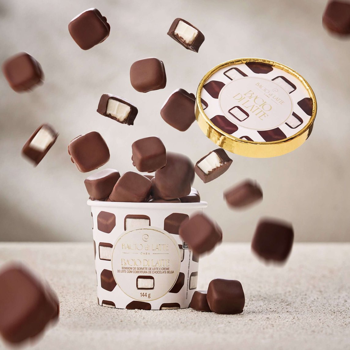 Bombom de gelato de chocolate com cobertura crocante de chocolate belga.