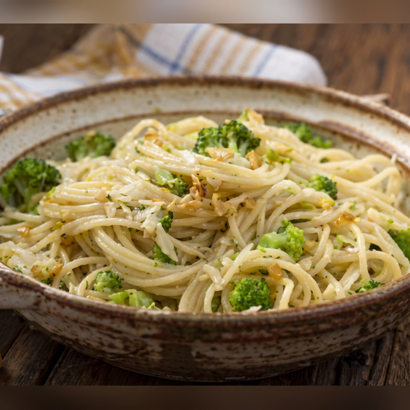 Deliciosa massa al dente refogada com azeite extra virgem, alho e brócolis.