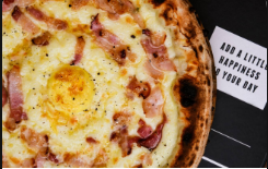 Mozzarella, Ovo, Bacon, Parmesão, Catupiry
e Pimenta Do Reino. (Sem Molho De Tomate).