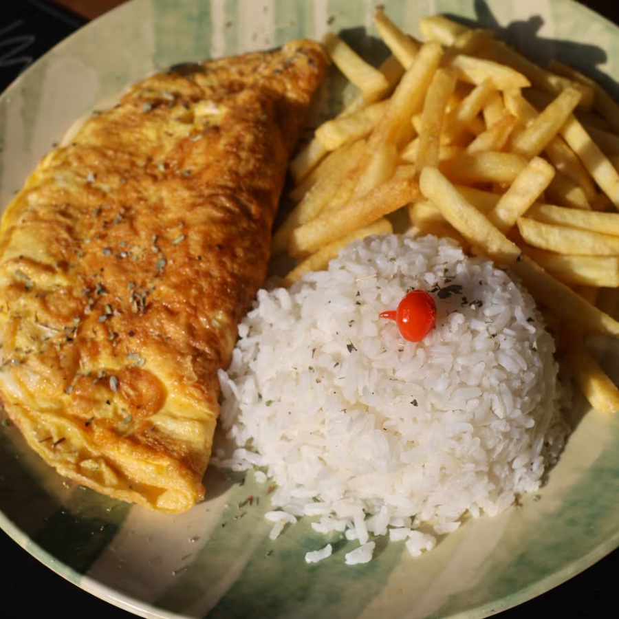 Arroz fresquinho, Batata Frita crocante e omelete especial.