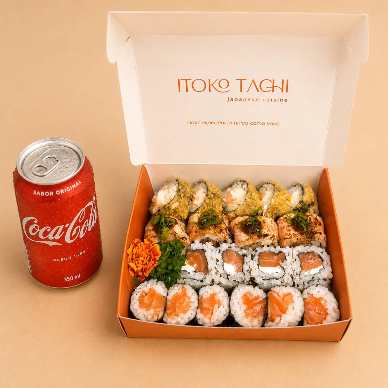 Uma seleção irresistível com os queridinhos do nosso cardápio, preparada com peças frescas, crocantes e cheias de sabor. São: 5 hot rolls Philadelphia crocantes por fora e cremosos por dentro 4 uramakis crocante com salmão 4 uramakis Philadelphia 6 hossomakis de salmão frescos O combinado perfeito para quem ama variedade, crocância e os clássicos da culinária japonesa. Acompanha kit individual com hashi, shoyu Itoko e tarê da casa. Não realizamos alterações nas peças.
