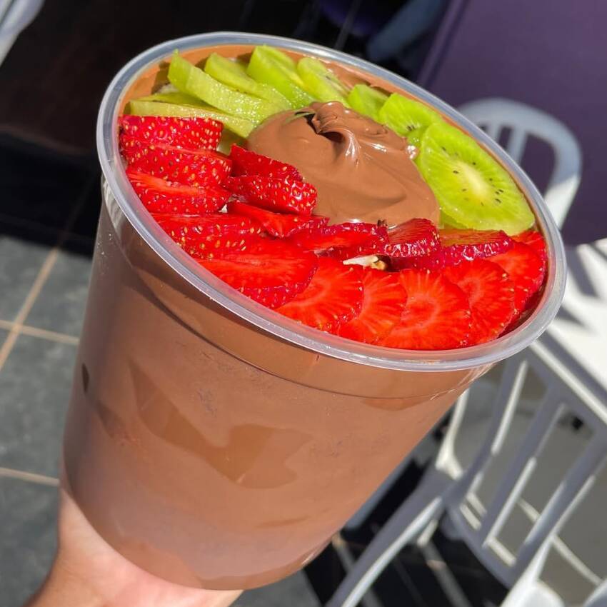 Monte seu pote de açaí artesanal escolhendo seus toppings favoritos, frutas fresquinhas e coberturas deliciosas!
Use sua imaginação, desfrute de combinações de recheios premium e adicionais extras incríveis 🤤🍓
Pote de 750ml