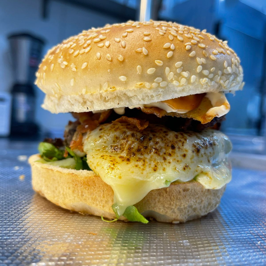 Pão de gergelim, hambúrguer 180g Maturata, queijo mussarela, bacon, alface, tomate, cebola roxa e molho tasty.
