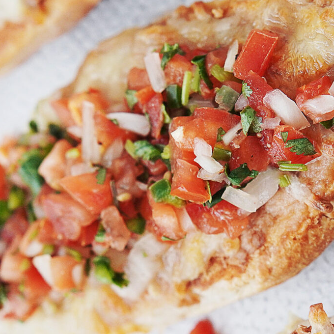 paquete Molletes salados con cafe o agua del dia