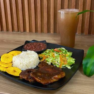 almuerzo ejecutivo con bebida gratis