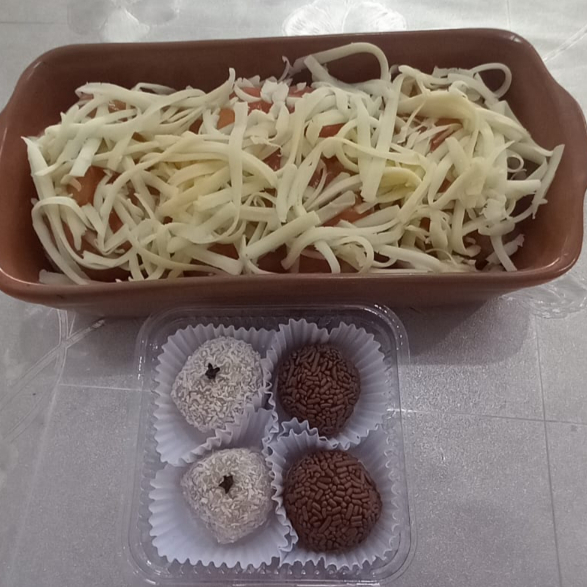 Uma deliciosa porção de Filé de Peixe A Parmegiana + 4 Docinhos Variados (serve ate 2 pessoas)