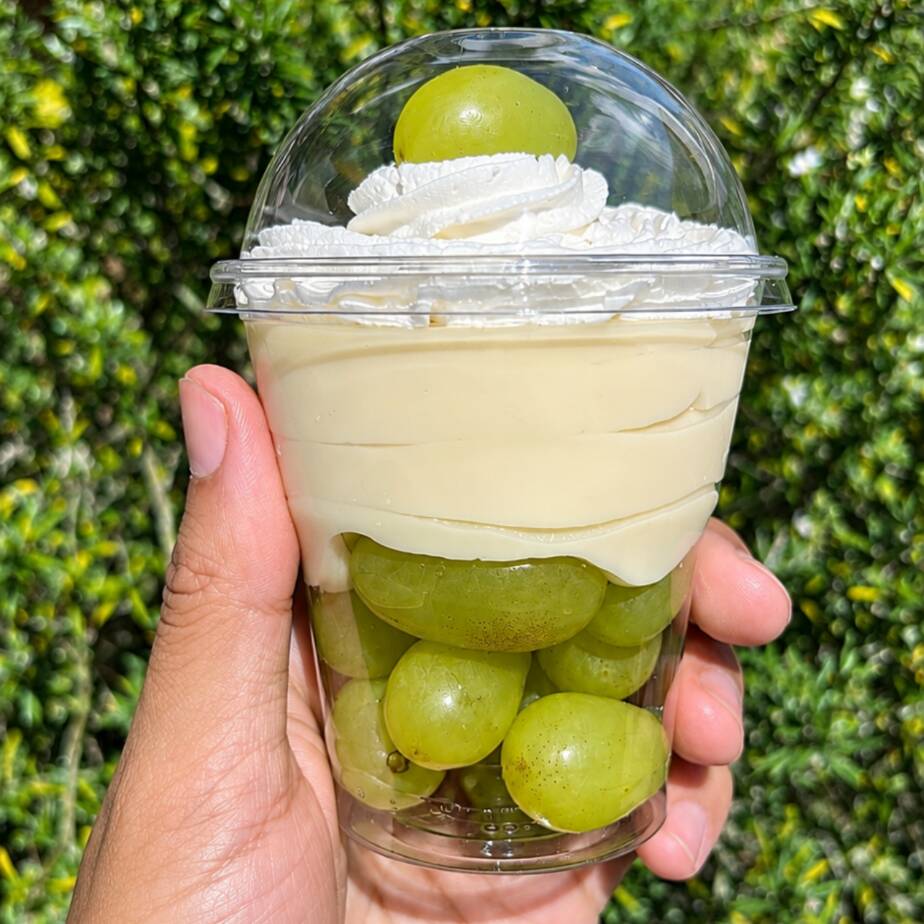 Uvas docinhas, com recheio de ninho, e uma camada de Chantilly.
