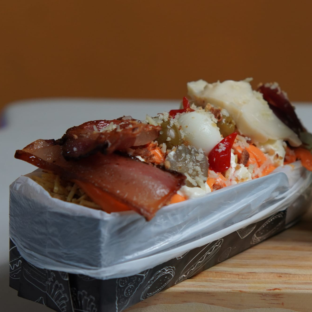 Escolha ate 30 ingredientes e monte o seu delicioso cachorro quente preparado com uma incrível variedade de ingredientes e molhos fresquinhos, garantindo sabor e qualidade em cada mordida.