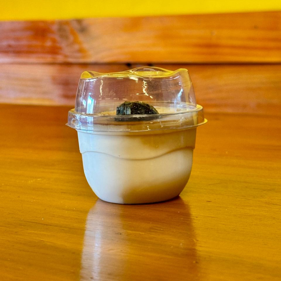 Manjar de coco cremoso com ameixa por cima, uma sobremesa clássica, leve e deliciosa.