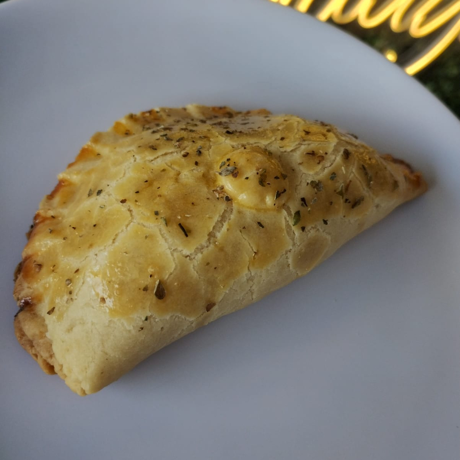 Massa amanteigada com recheio de frango cremoso. Peso aproximado 100g