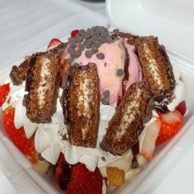 CHAROLA DE FRESAS CON CREMA Y HELADO