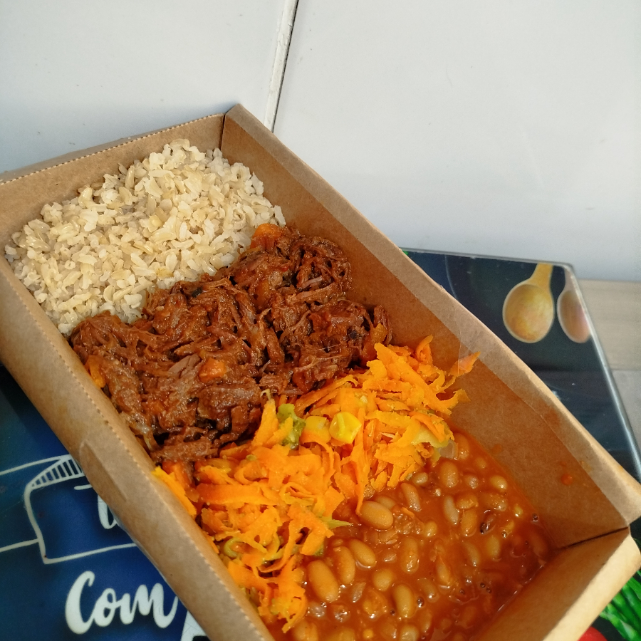 O que te faz feliz na hora do almoço ou jantar ? Para nós, é a combinação perfeita de arroz integral, feijão, legumes fresquinhos e um ragu de carne bovina ao vinho tinto que derrete na boca. Experimente nossa Marmita Executiva e descubra o seu sabor da felicidade!