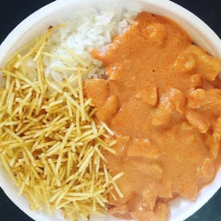 Arroz, batata palha e strogonoff