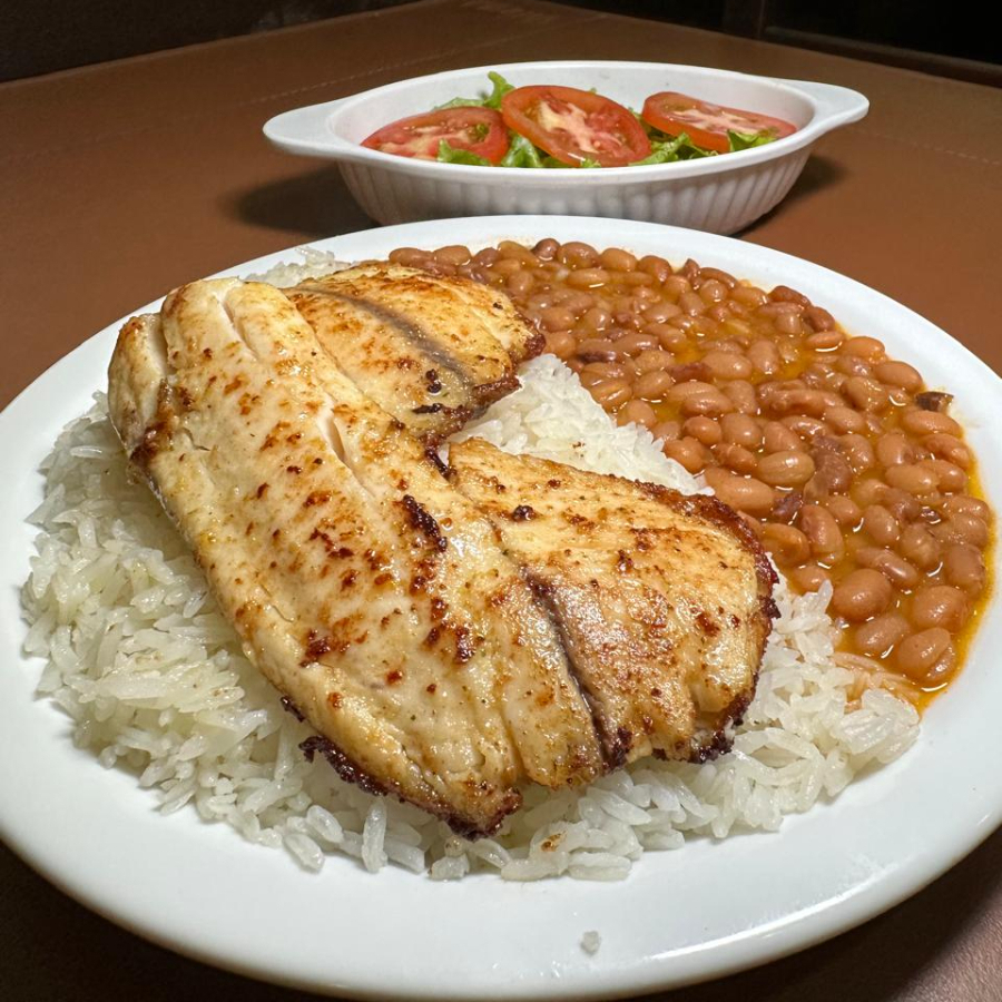 Arroz, feijão, tilápia grelhada e salada de alface e tomate. Marmita redonda, salada separada