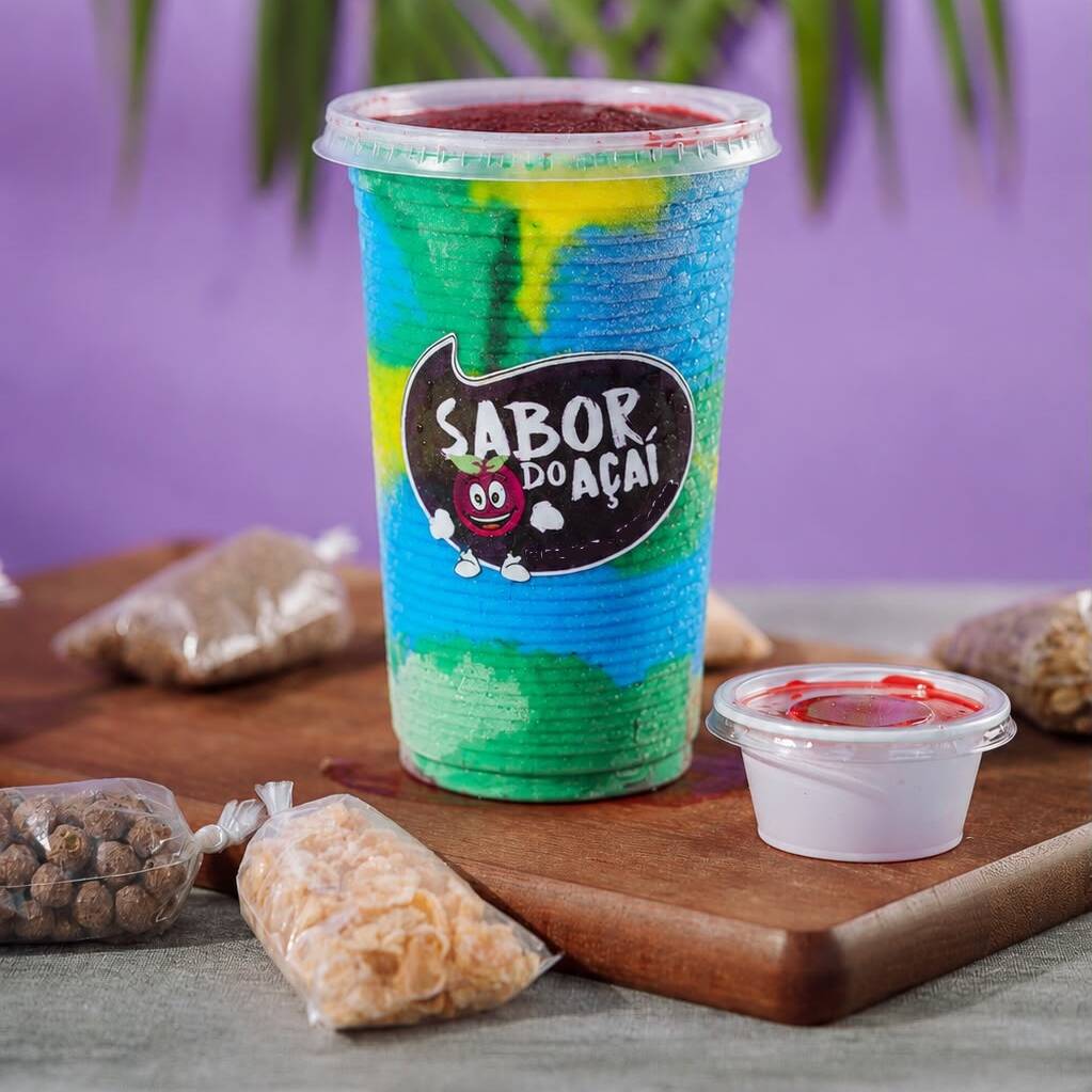 **Napolicopa 🍨**
O clássico sorvete no copo que todo mundo ama! Uma combinação irresistível de três sabores: **morango**, **chocolate branco** e **baunilha**, formando uma sobremesa cremosa, refrescante e perfeita para qualquer momento. Ideal para matar a vontade de um doce com muito sabor.