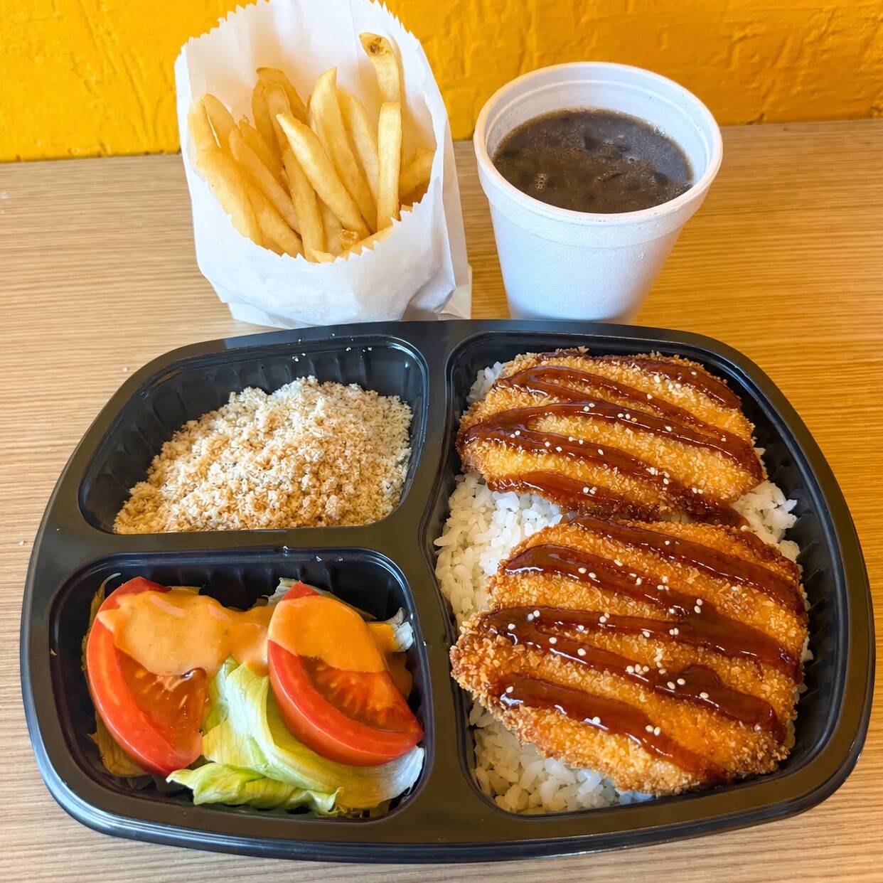Frango crocante envolvido em molho especial levemente agridoce e gergelim, com arroz soltinho, feijão, batata frita, farofinha e salada. Diferente na medida certa.