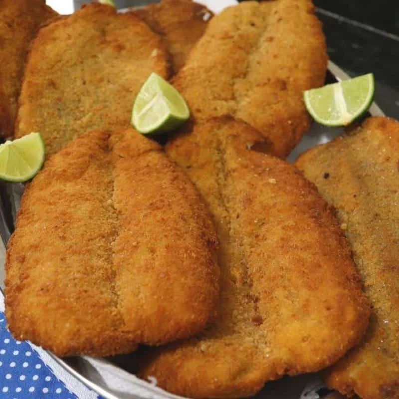 Filé de Tilapia, arroz branco, feijão de caldo, farofa e salada verde