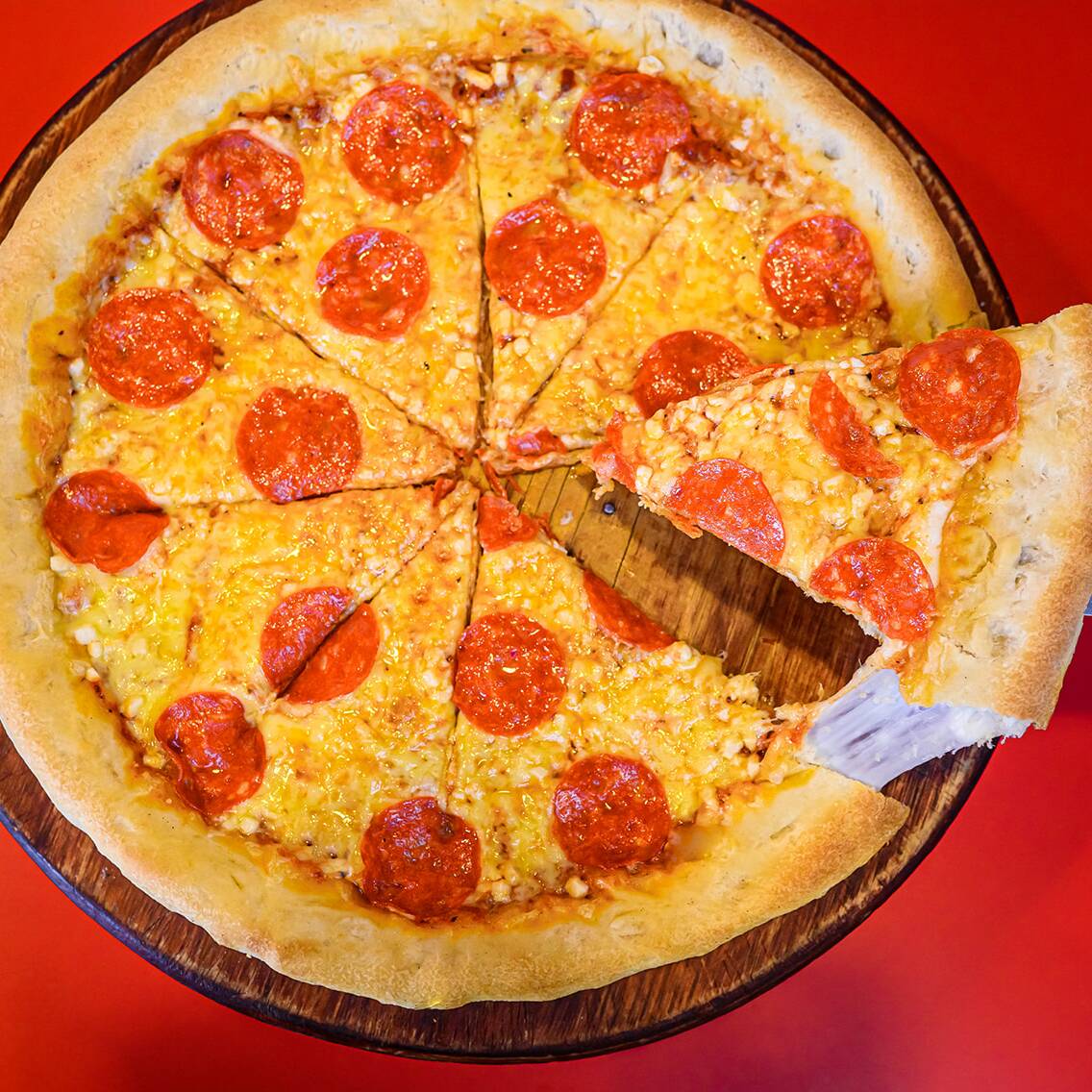 Pizza Pepperoni Clásica con Orilla Rellena