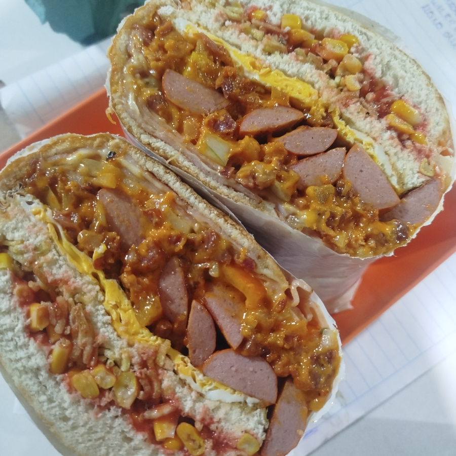 Salsicha, ketchup e maionese, milho 🌽 e batata palha