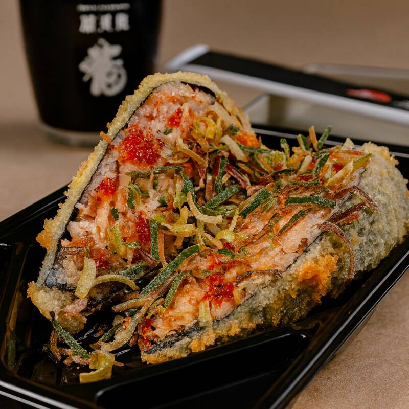 Temaki preparado com salmão grelhado suculento, arroz japonês, envolto de alga nori empanado e frito na farinha panko, finalizado com geleia de pimenta para trazer um toque agridoce perfeito. Acompanha: 1 guardanapo, 4 sachês de molho tare e 2 de shoyu.
