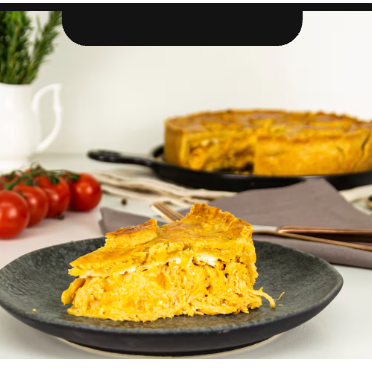 Tradicional massa de torta salgada caseira, leve e crocante, com de frango e requeijão cremoso. Produto congelado. Levar ao forno pré-aquecido, a 160º C, por 50 min.  Aprox. 1,4kg. Imagem meramente ilustrativa. Serve 8 Pessoas.