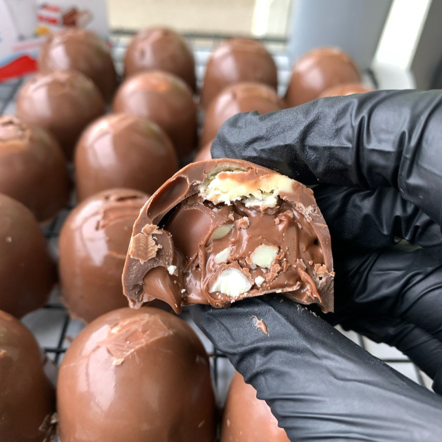 Mini trufa chocolate ao leite, recheada com Nutella e kinder chocolate