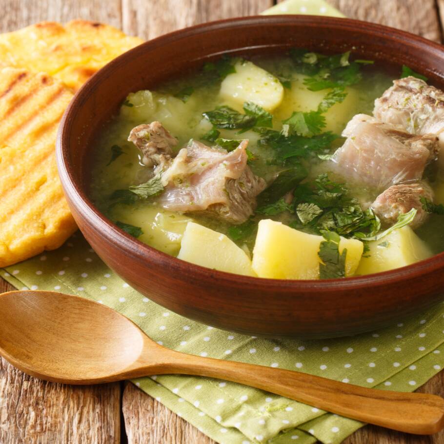 Desayuno Colombiano: Caldo de Costilla + Chocolate