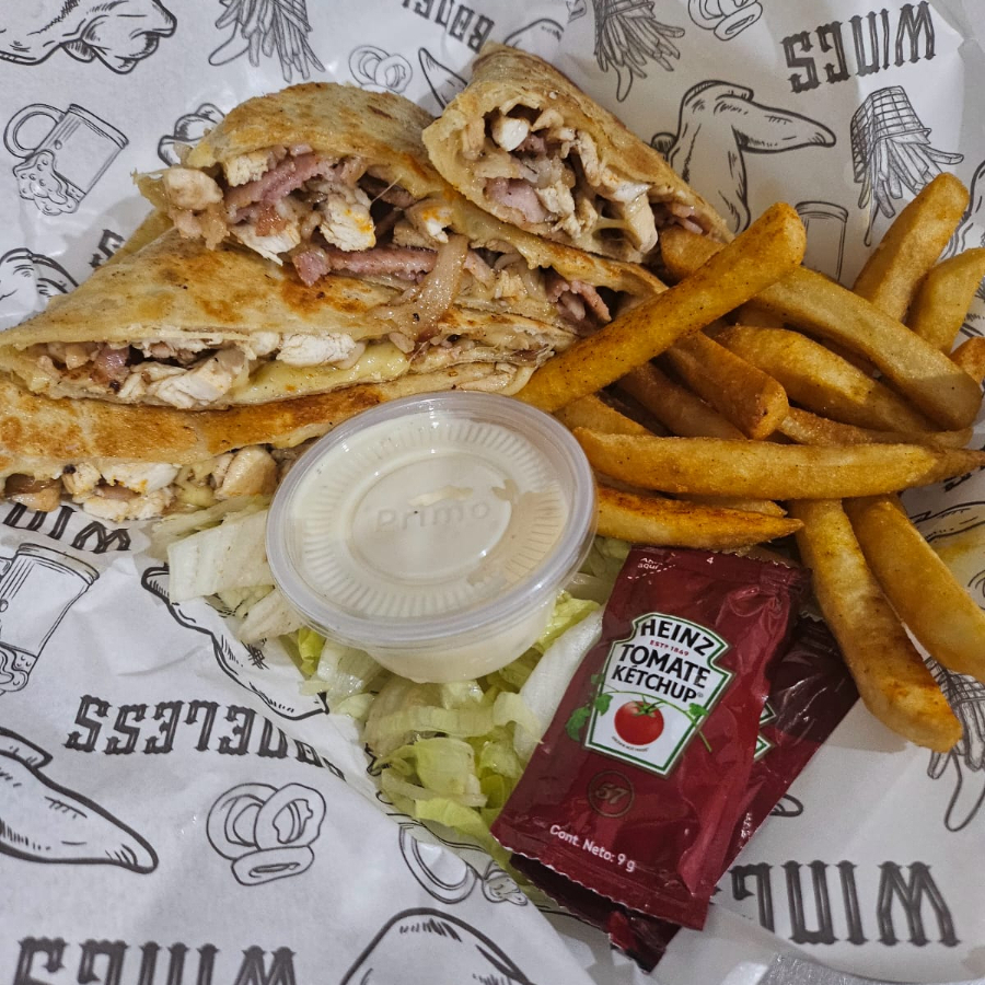 Quesadilla De Pollo con Tocino