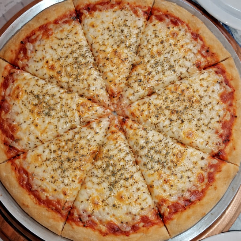 Massa fina, queijo mussarela, molho de tomate e oregano