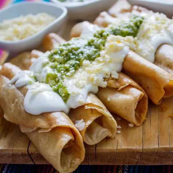 Tacos dorados de pollo